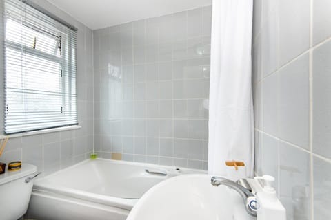Spacious en-suite in a 5-Bedroom House at Hanwell (2nd Floor) Aparthotel in Southall