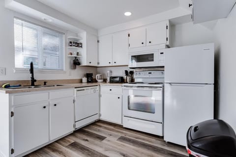 Kitchen or kitchenette, dishwasher, minibar, pet friendly, stove, toaster