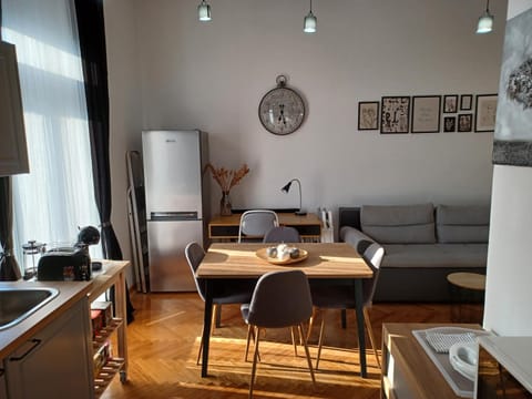 Kitchen or kitchenette, Seating area, Dining area