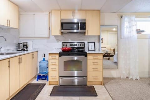KD Bachelor Suite - Lower Level Vacation rental in Barrie