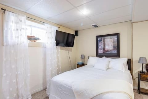 KD Bachelor Suite - Lower Level Vacation rental in Barrie