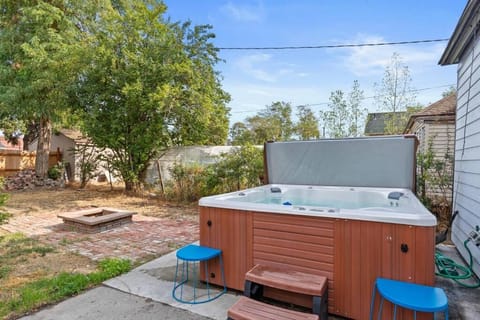 Hot Tub & Firepit Just Mins From Dwntwn Arena GU House in Spokane