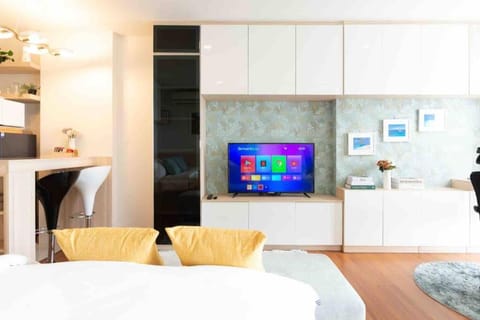 Comfy room close to BKK airport, workspace, food marts, quiet place to stay Apartment in Bangkok