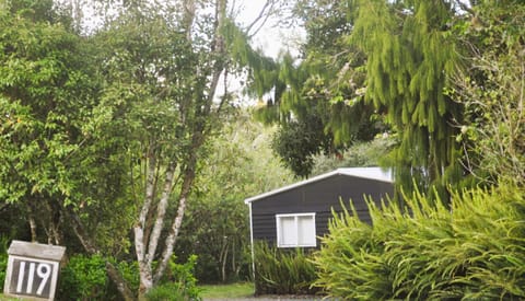 Lakeside Cottage with Jetty at Lake Tarawera Casa in Rotorua