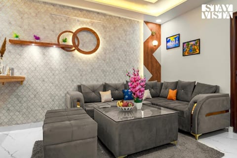 StayVista's Regal by Aaj - City-Center Villa with Indoor-Outdoor Games, Terrace & Elevator Condominio in Jaipur