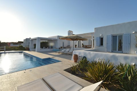 Property building, Patio, Day, Pool view, Swimming pool, sunbed