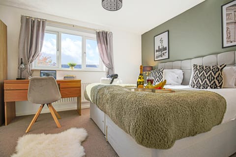 Emerald House - Prime Location - Free Parking, Pool Table, Fast Wifi and Sky TV by Yoko Property House in Milton Keynes