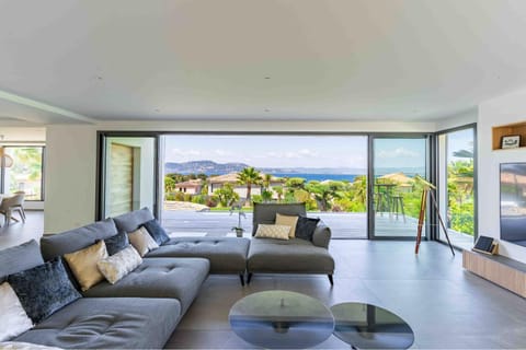 Villa Palma Giens - Vue Mer Panoramique -Piscine Chauffée Avril à Septembre- 4 chambres -Garage Moradia in Hyères