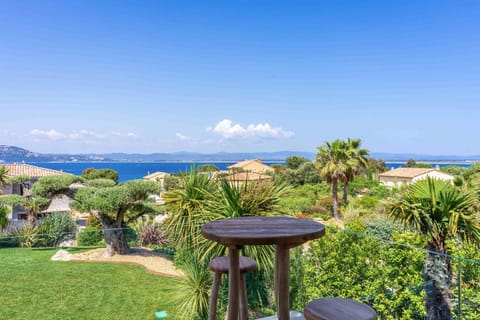 Villa Palma Giens - Vue Mer Panoramique -Piscine Chauffée Avril à Septembre- 4 chambres -Garage Chalet in Hyères