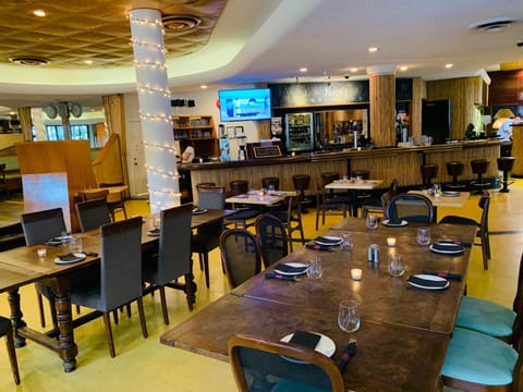 Restaurant/places to eat, Lounge or bar