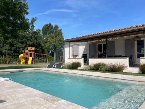 Villa Romane: piscine et aire de jeux House in Graveson