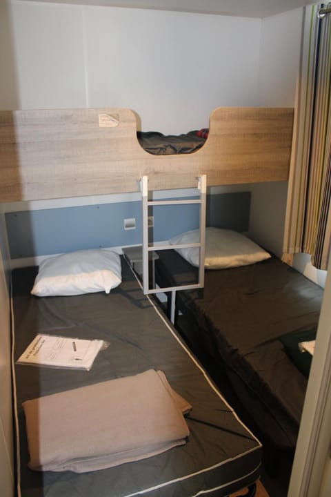 Bedroom, bunk bed