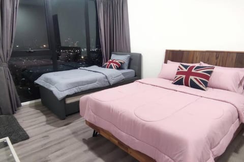 Mid Valley Southkey with Bathtub and Straits View for family toodlers 8 to 14pax Apartment in Johor Bahru