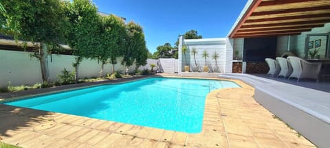 Central Stellenbosch Home (4 bed, pool & inverter) Haus in Stellenbosch