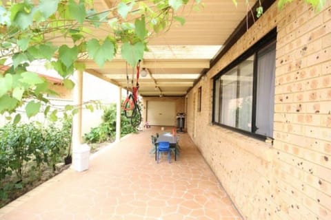 Sunny & Spacious Family Retreat Villa in Casula