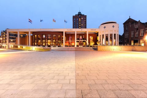 Facade/entrance, Bird's eye view