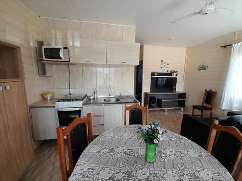 Kitchen or kitchenette, Dining area, minibar, pet friendly, stove