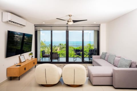 Oceanview in the Hotel Zone Aloja 707 Condominio in Cancun