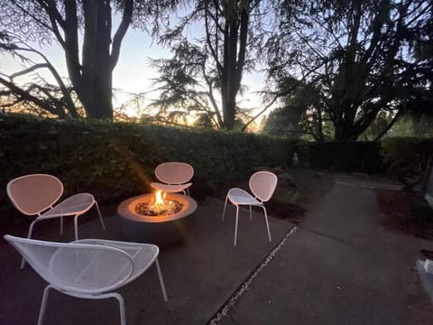 Zen Haus, Spacious Retreat, luxury/prime location Chalet in Eugene