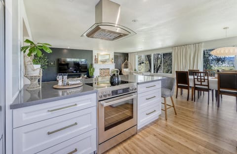 Kitchen or kitchenette, pet friendly, stove