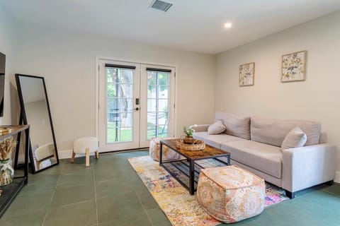 Serene 1 bed guest house with patio sleeps 6 Haus in Sherman Oaks