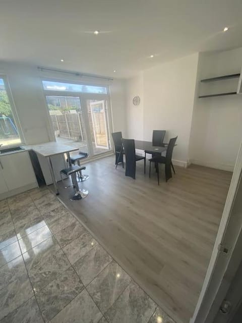 London Recently Refurbished House Apartment in Croydon