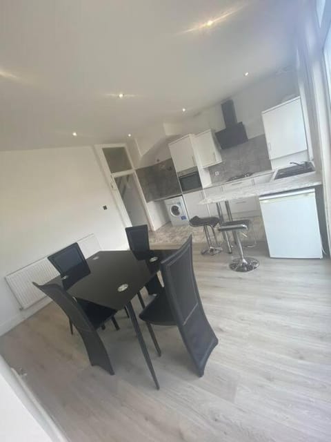 London Recently Refurbished House Apartment in Croydon