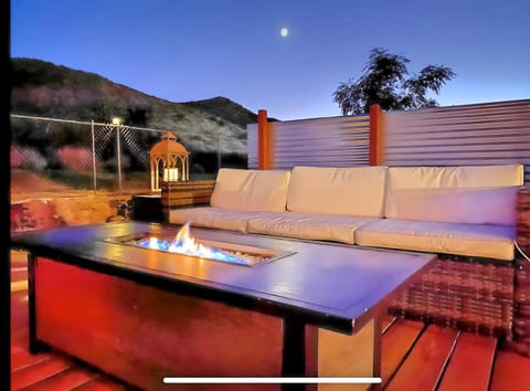 JT's Star Catcher Cabin - HOT TUB House in Yucca Valley