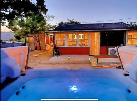 JT's Star Catcher Cabin - HOT TUB House in Yucca Valley