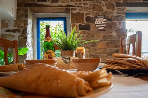 Food and drinks, Dining area, Food