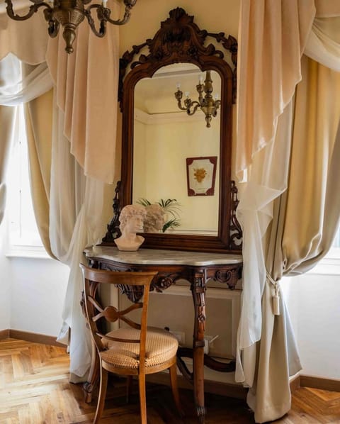 Photo of the whole room, Seating area, Time of day