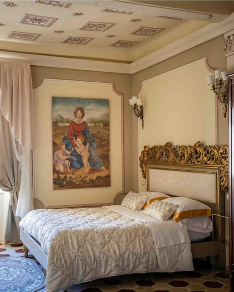 Bed, Photo of the whole room, Decorative detail, Bedroom