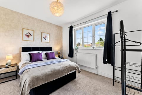 Stunning 4 Bed House - Sleeps 12 House in Cheltenham