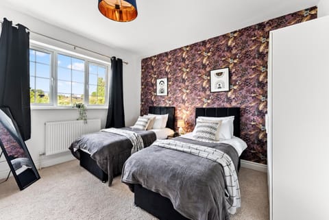 Stunning 4 Bed House - Sleeps 12 House in Cheltenham