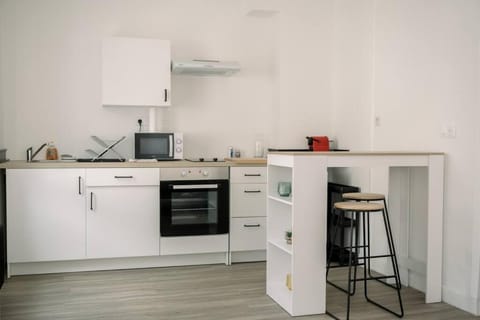 Kitchen or kitchenette, microwave, oven, stove