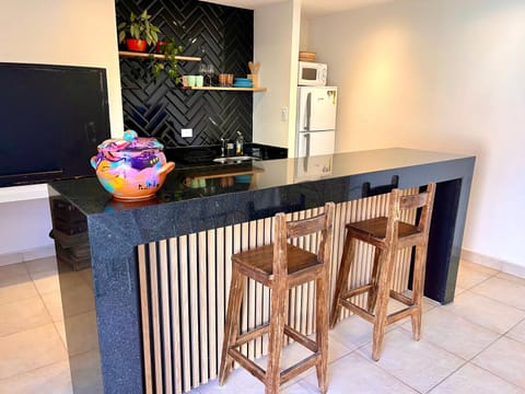 Kitchen or kitchenette, Dining area, minibar, pet friendly