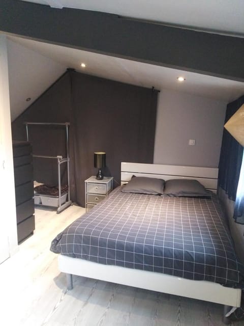 Grande Chambre Vacation rental in Poissy