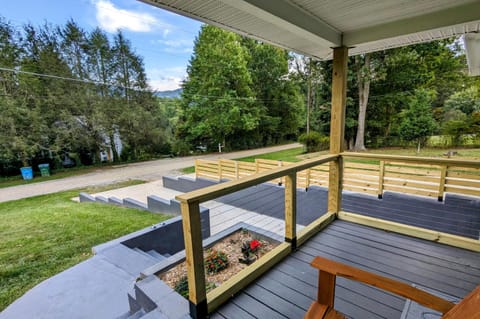 Grovemont Retro Retreat A Pet-friendly AVL Xmas home with a fenced yard and fire pit Maison in Swannanoa