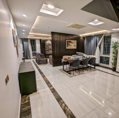 DHA Phase 4 Gold Crest Mall One Bedroom Serviced Apartment Appartement in Lahore
