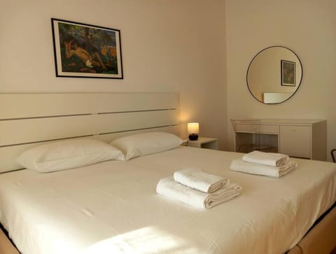 Bed, Bedroom, towels