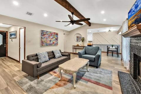 New Cozy Retreat Located 15 minutes to Waco House in Waco