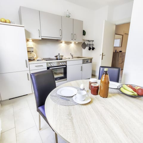 Kitchen or kitchenette, Food and drinks, Seating area, Dining area, Food, dishwasher, pet friendly, stove, toaster