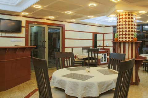 Restaurant/places to eat, TV and multimedia, Seating area, Breakfast, Non alcoholic drinks