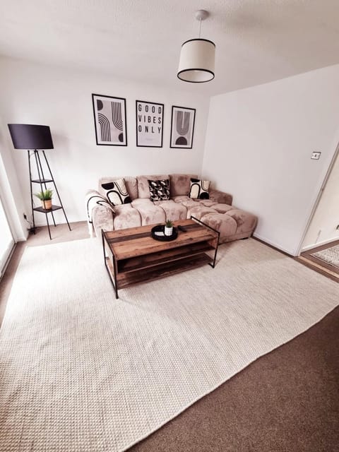 2 Bed Cosy Aylesbury House with Parking Condominio in Aylesbury