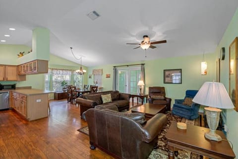 Hidden Gem Charming home with an amazing yard Casa in Palm Harbor