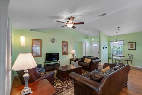 Hidden Gem Charming home with an amazing yard Haus in Palm Harbor