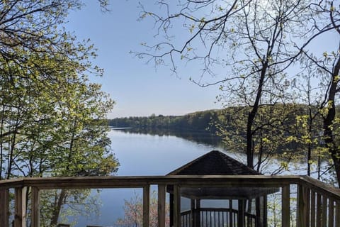 Stunning lakefront 4 season cottage in PEC House in Greater Napanee