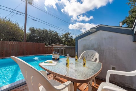 Food and drinks, Dining area, Swimming pool