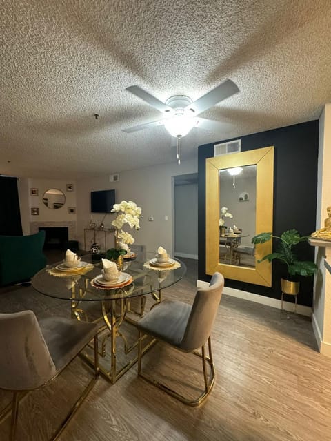 Living room, Seating area, Dining area, fireplace
