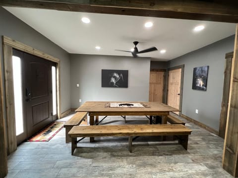 Escape to A Luxe Mountain Barn Home Retreat w Gourmet Kitchen 3 beds, 2 and Half Baths near YNP! Maison in Island Park